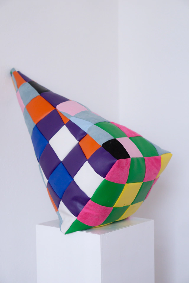 Pylons Latina III - Theresa Hattinger