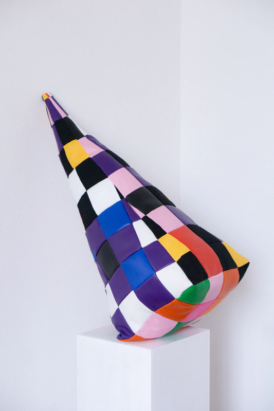 Pylons Latina IV - Theresa Hattinger